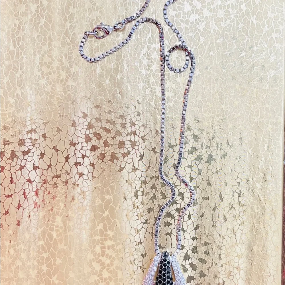 Gorgeous and elegant cubic zirconia 2 tone oave pendant with box link chain - Picture 7 of 8